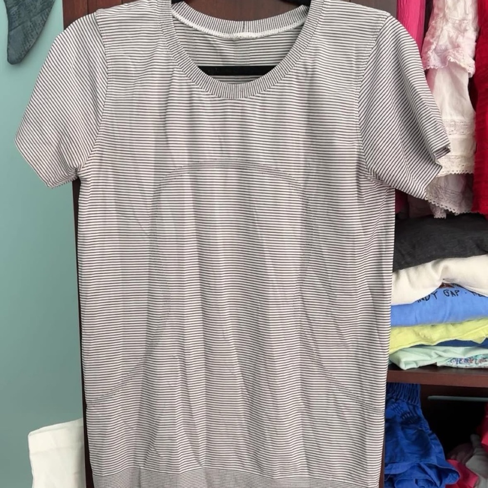 Lululemon new condition size 8 LOOSE FIT striped swiftly tech
